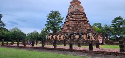 Behind the resort was an old Temple...Wat Chang Lom.  Julie and I took a stroll through it within minutes of getting her