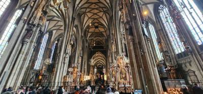 Walking in Vienna/St Stephen's Cathedral.